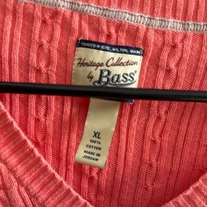 Coral/peach heritage collection by Bass V neck sweater